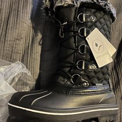 New Size 8 Women’s Snow Boot