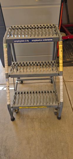 3 step ladder w/ wheels