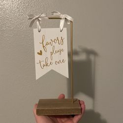 10.5” Tall Wedding Favors Sign