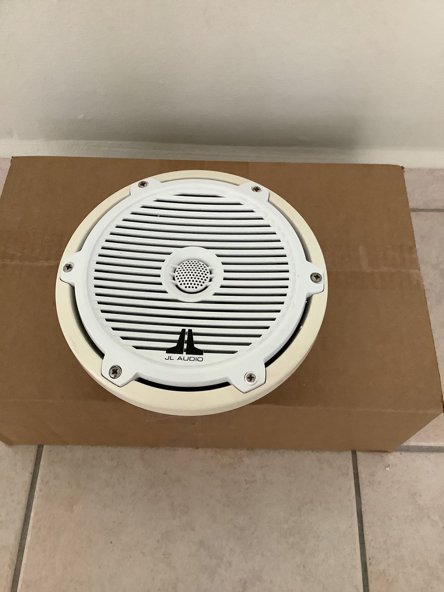 * JL AUDIO * TOP QUALITY * MARINE SPEAKER . GREAT SOUNDING SPEAKER IN EXCELLENT CONDITION . NEAR MINT . MUST SEE TO APPRECIATE.
