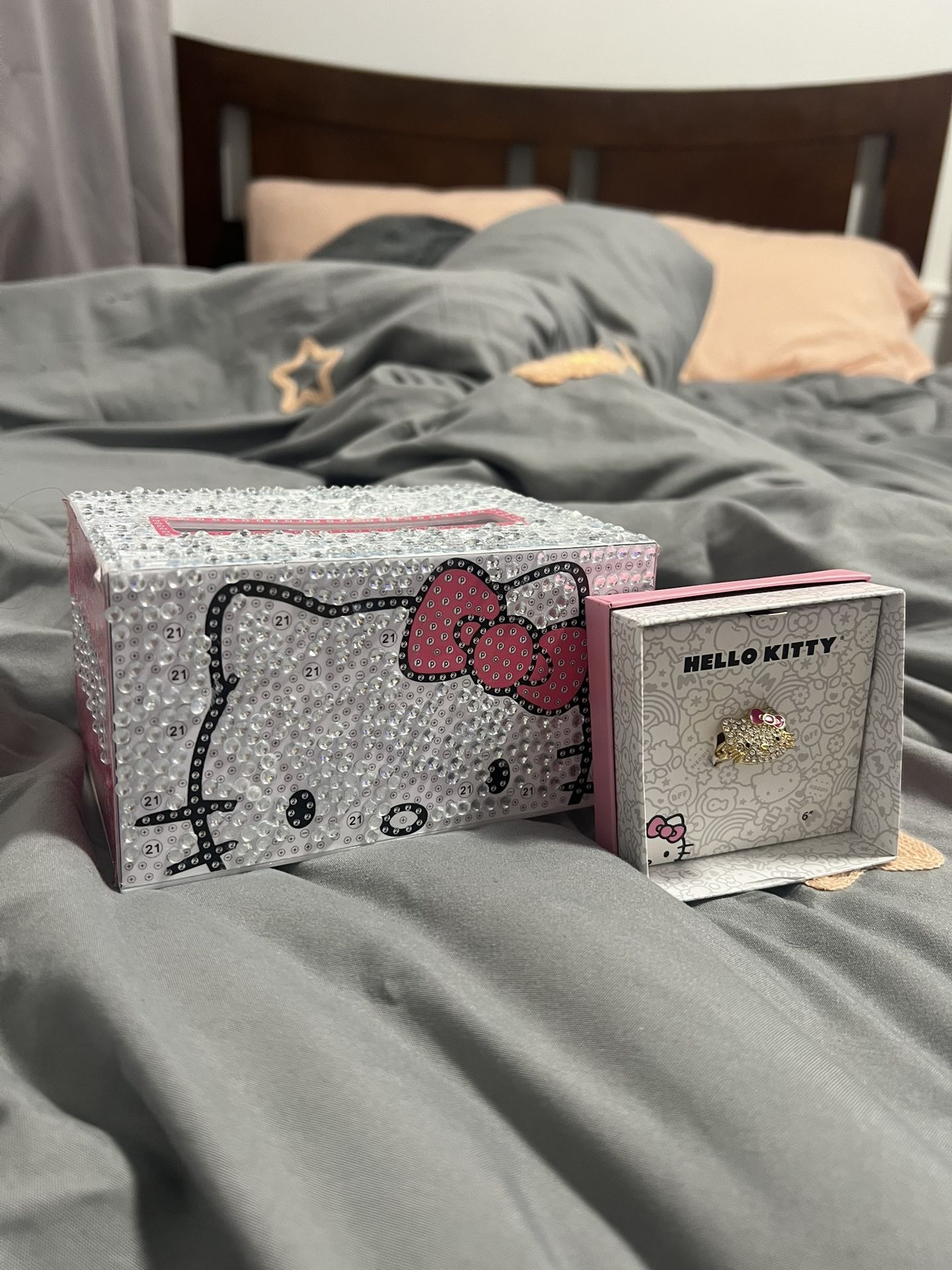 Blinged Out Hello Kitty Tissue Box And Ring 