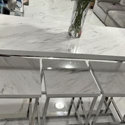 QUAINT BAR TABLE & BARSTOOLS dining room SET