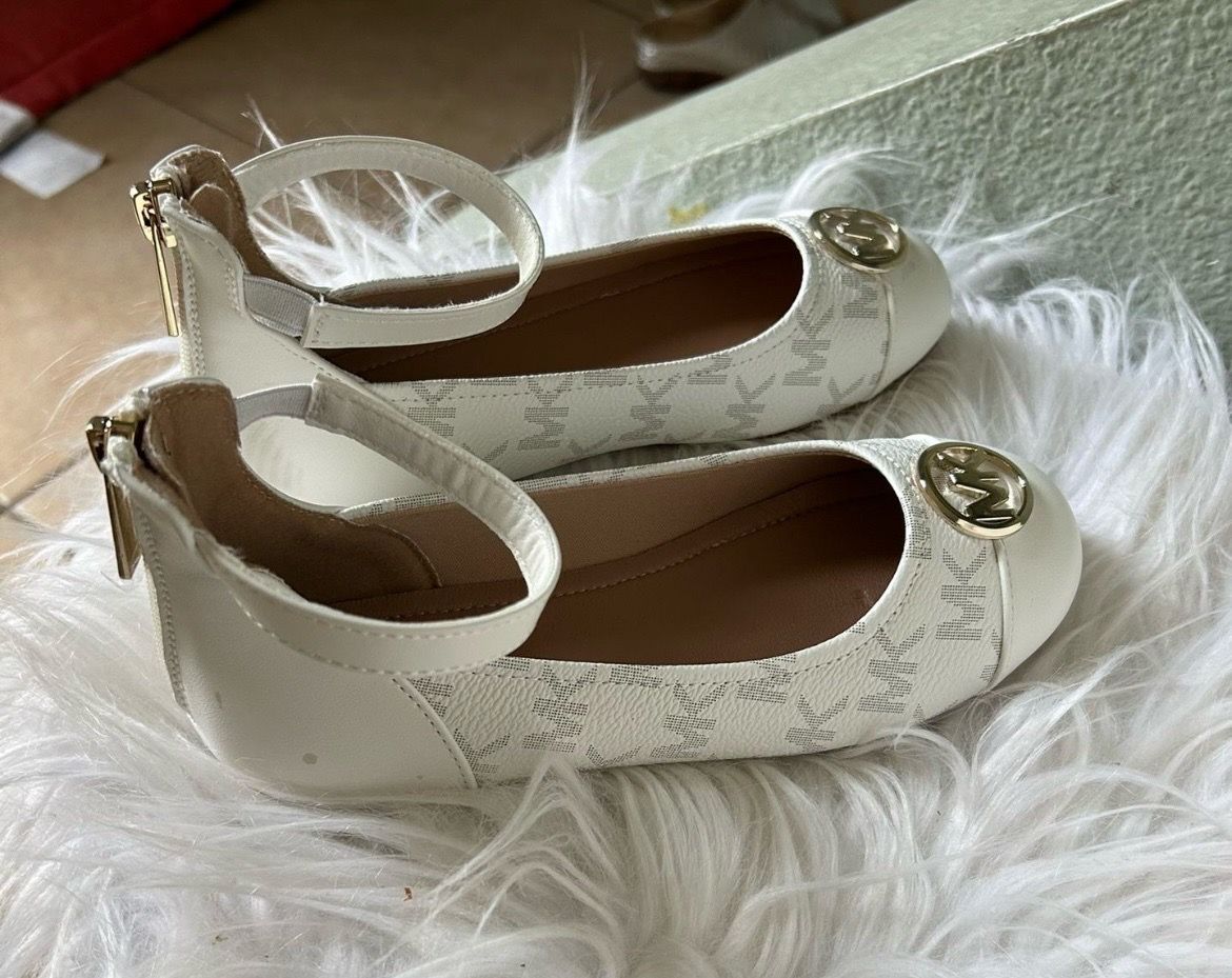 NEW Sz 2 Michael Kors Girls Shoes. SALE. $20 ๐
