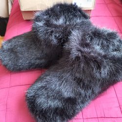 Ugg Womens Size 7 Slippers