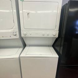 GE Double Stacked Washer And Dryer/ Secadora Y Lavadora GE