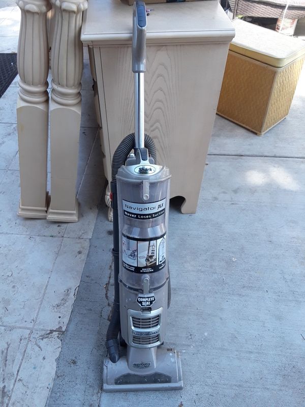 Shark NV70 Navigator Deluxe Upright Vacuum for Sale in Covina, CA OfferUp