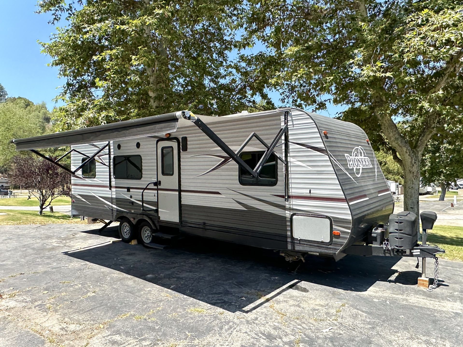 2017 Pioneer 28Ft Toy hauler Sleeps 6 . Very clean