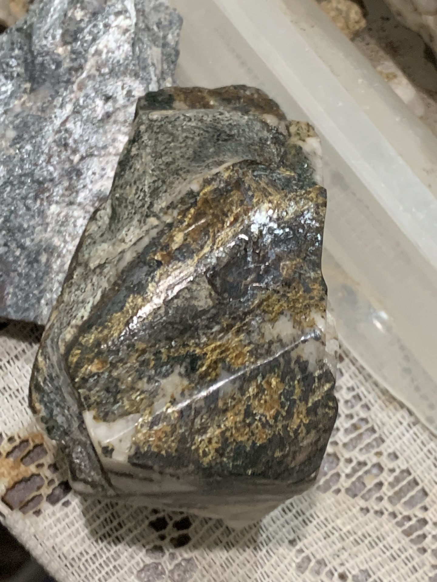 Ore Highly Mineralized Oxide Shisht Mica And Gold