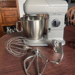 Viking Professional 7qt Model VSM(contact info removed) Watt Stand Mixer With Attachments