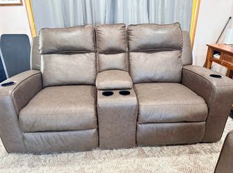 Reclining Loveseat with Console and Cup Holders