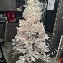 Pino Dos Tiras De Luses Y Esferas Doradas Y Tapete Dorado