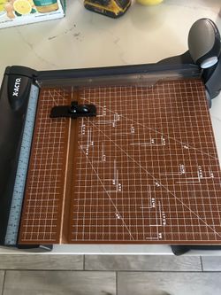 Duty wood base guillotine trimmer