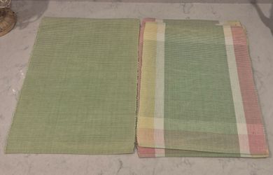 Green plaid placemats 4 count, w/ 2 green accent placemats