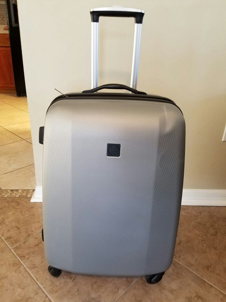 Revo 24" spinner luggage travel bag silver broken shell