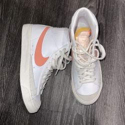 Nike Size 7.5 Women 40$