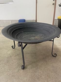 Round Metal Fire Pit with Iron Stand