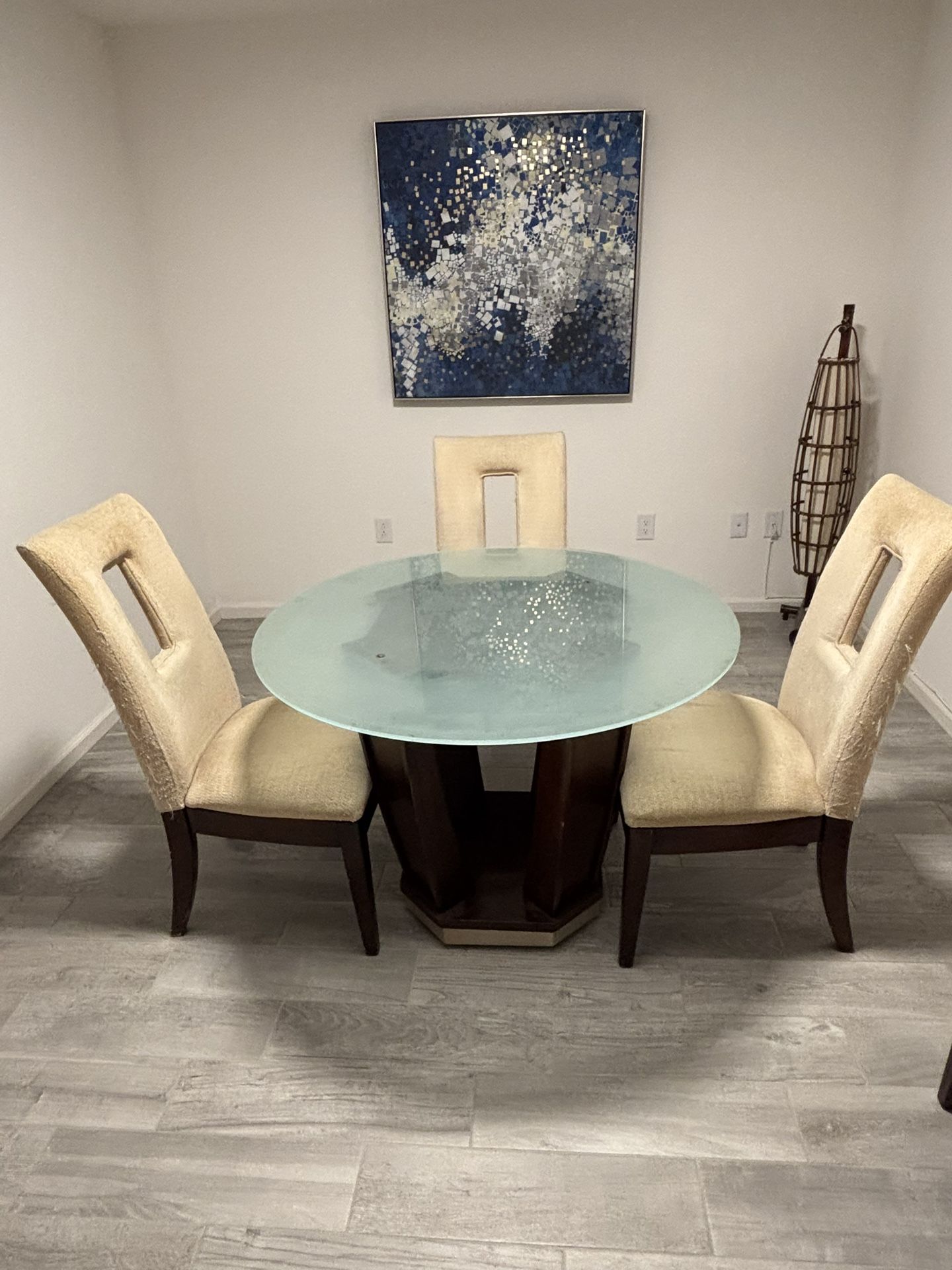 Dining Set Of 4 In Good Condition