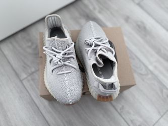 In-Box Yeezy 350 Women 7.5