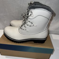 New in box size 9 JBU Brisky white winter lace up fur lined ankle boots 