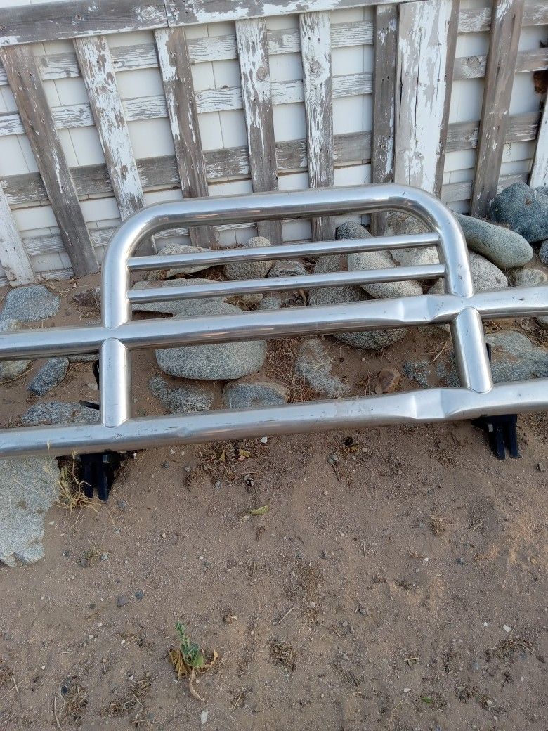 Push bar for semi Chrome push bar for semi.I believe it's for Volvo mounting semi.Good condition a couple of dance crumbs and good shape