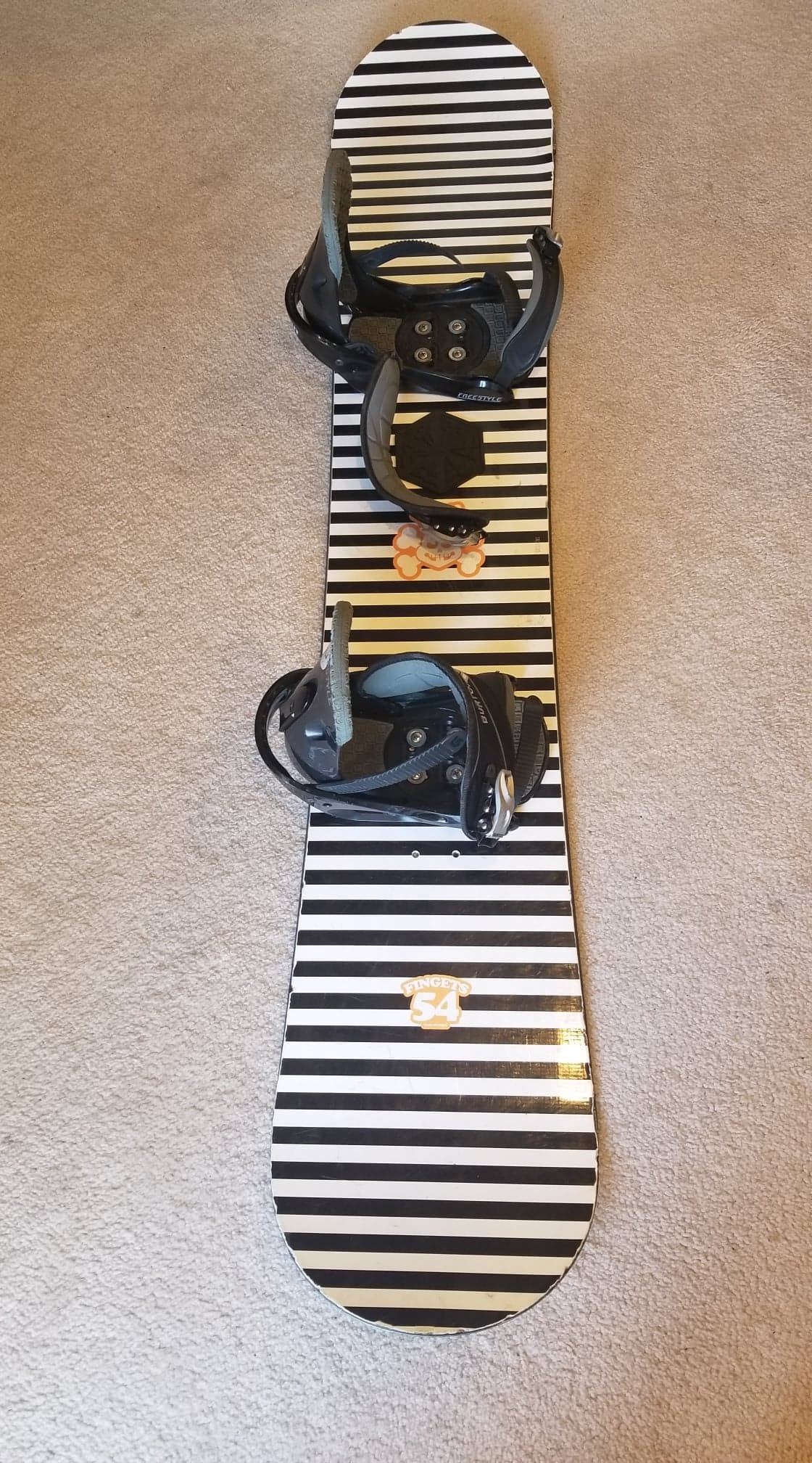 Sz 154 Jeenyus Burton board (Discontinued) Burton freestyle bindings W/ Da Kine snowboard bag