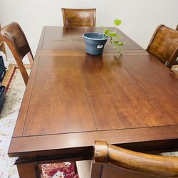 10 Seater Dinning table. Solid Wood! 