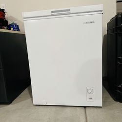 Insignia™ - 5 Cu. Ft. Garage-Ready Chest Freezer - White