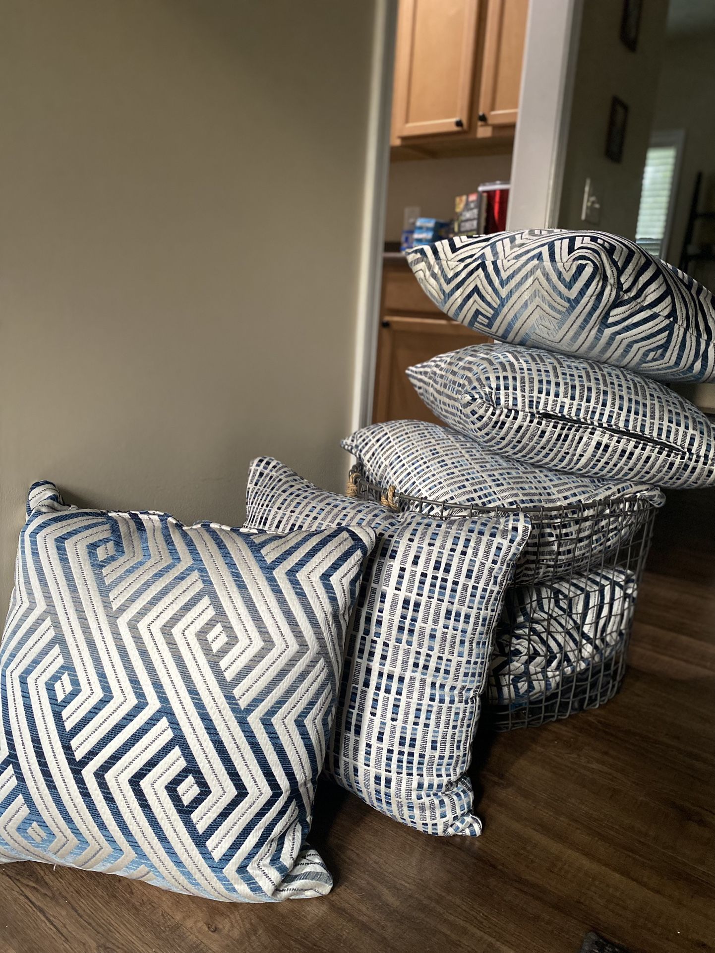 BRAND NEW 6 Luxury Pillows 