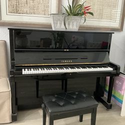 Piano - Yamaha - Black Upright
