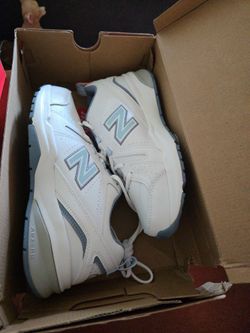 Tennis shoes