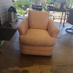 Mid-Century Blush Swivel Chair | Soft Vintage Aesthetic”
