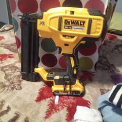 DEWALT 20 V MAX XR 18 Gauge Brad Nailer