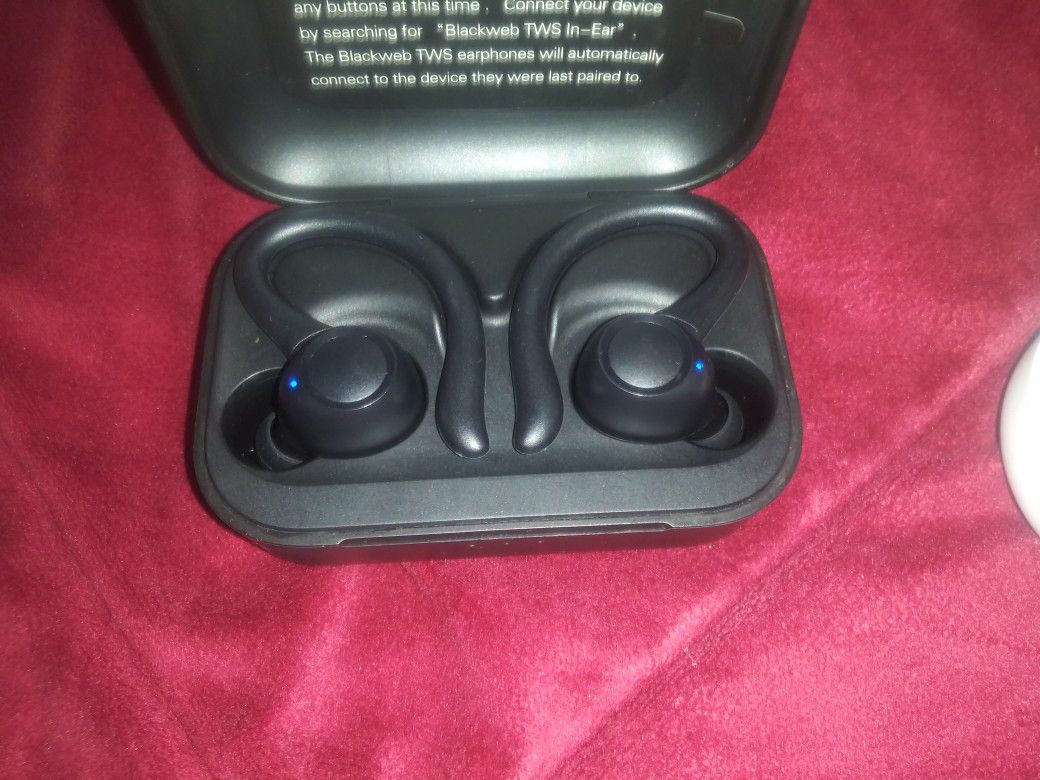 2 pairs of earbuds