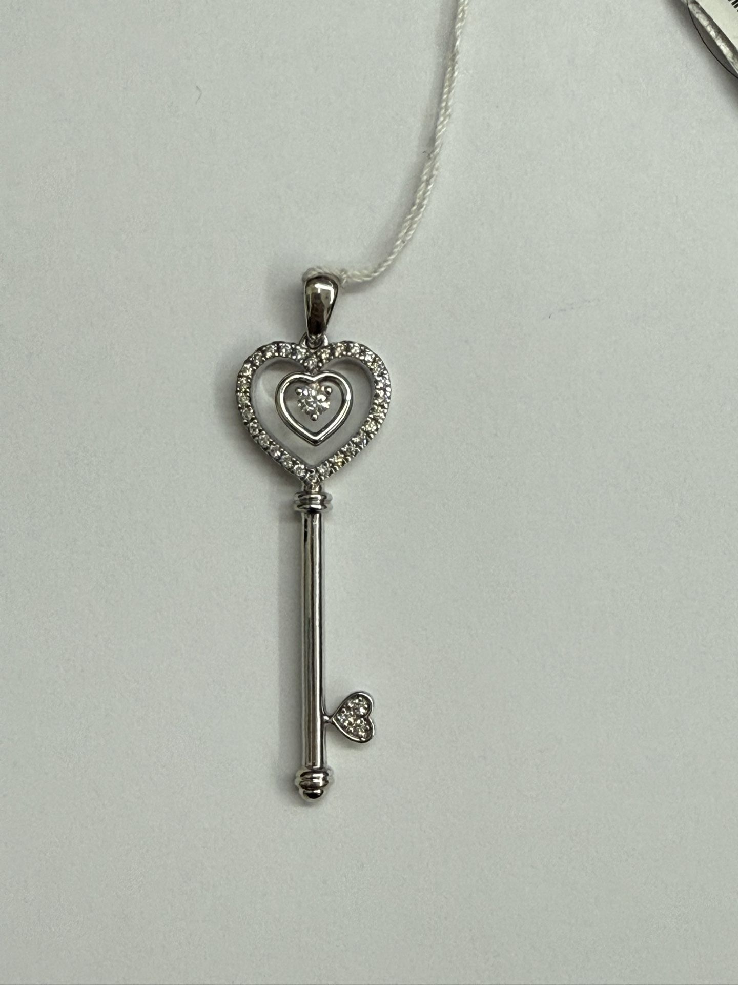14k White Gold Hart Key Charm