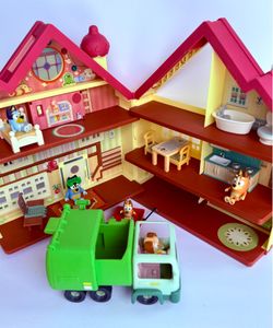Bluey Ultimate Lights & Sounds Playhouse and Garbage Truck. Price:$27.00 zip code:33177