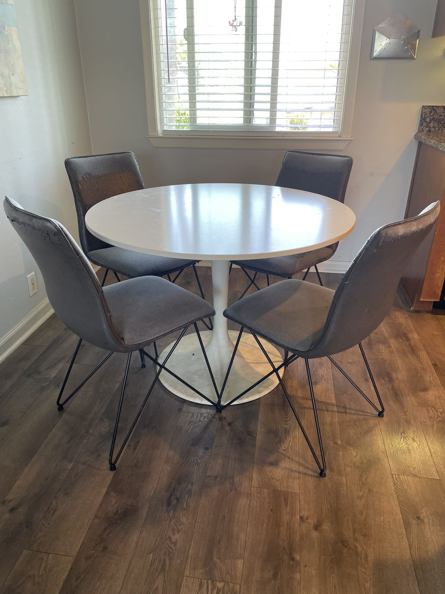 Dining Table & Chairs