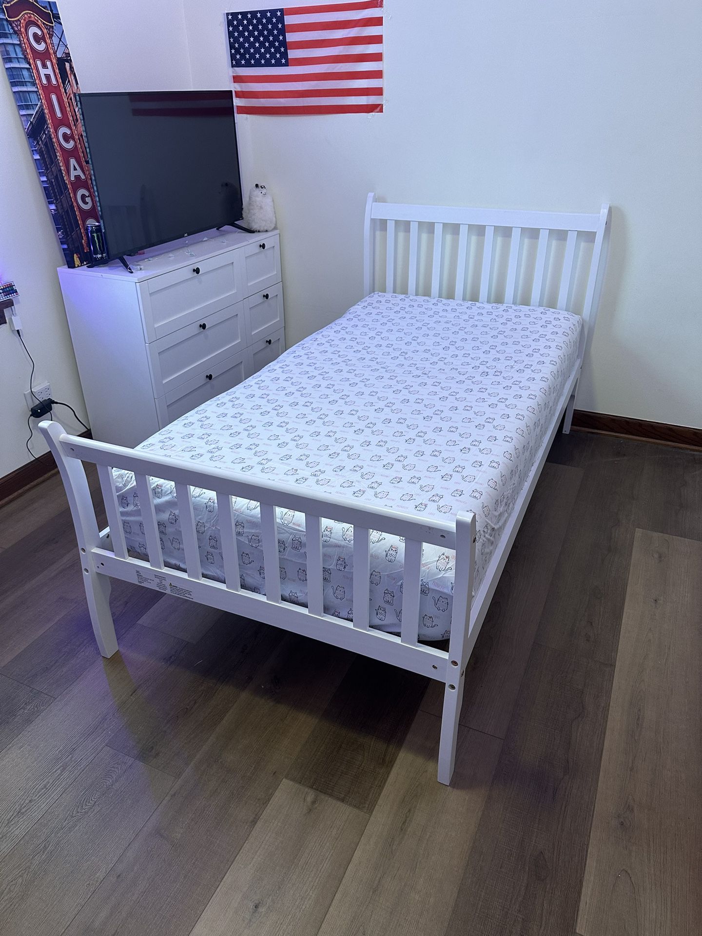 Twin white wood bed with a quality mattress 