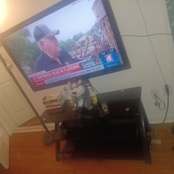 2011 SANYO 40 INCH TV W/ STAND