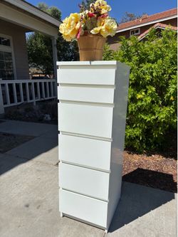 White 6 Drawer Modern Dresser Chest of Drawers Vanity Furniture Great Condition