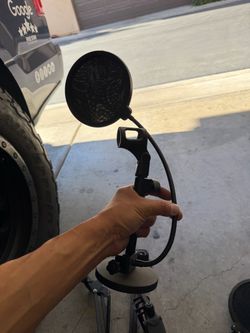 Audio support and podcast equipment. Microphone holders and booms.