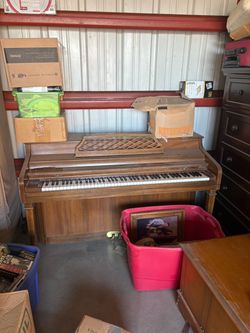 Piano w/bench.