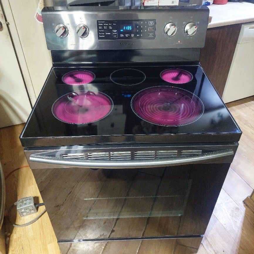 Reduced-Beautiful, Black Stainless and Black, Samsung 5 Burner Glass Top Stove With Dual Function Self Cleaning Convection Oven Works Excellent