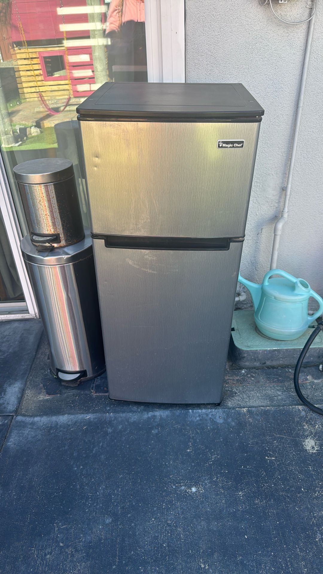 Mini fridge Medium magic chef $20