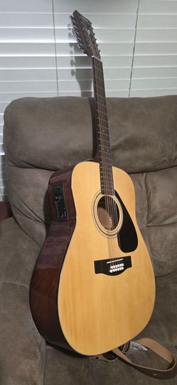 GUITARRA ELECTROACUSTICA YAMAHA, DEL AÑO 2000 ,FUNCIONA PERFECTO $250 OBO