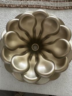 Nordic Ware Magnolia Bundt Cake Pan