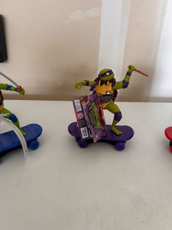 TMNT Mutant Mayhem Donatello Skateboard Figure