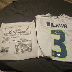 Russell Wilson Real Nike Authentic Autographed Jersey 