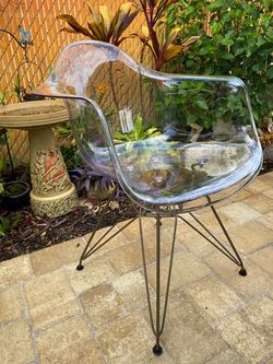 Clear acrylic bucket chair😎