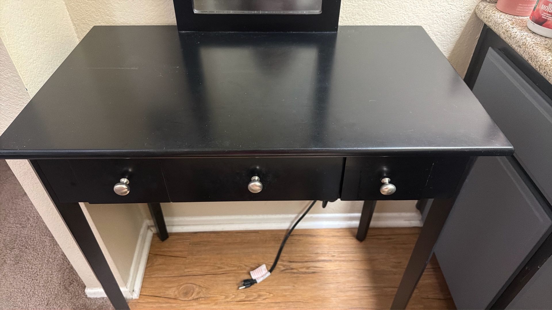 Vanity Set With Working Usb Outlet And Plug-In