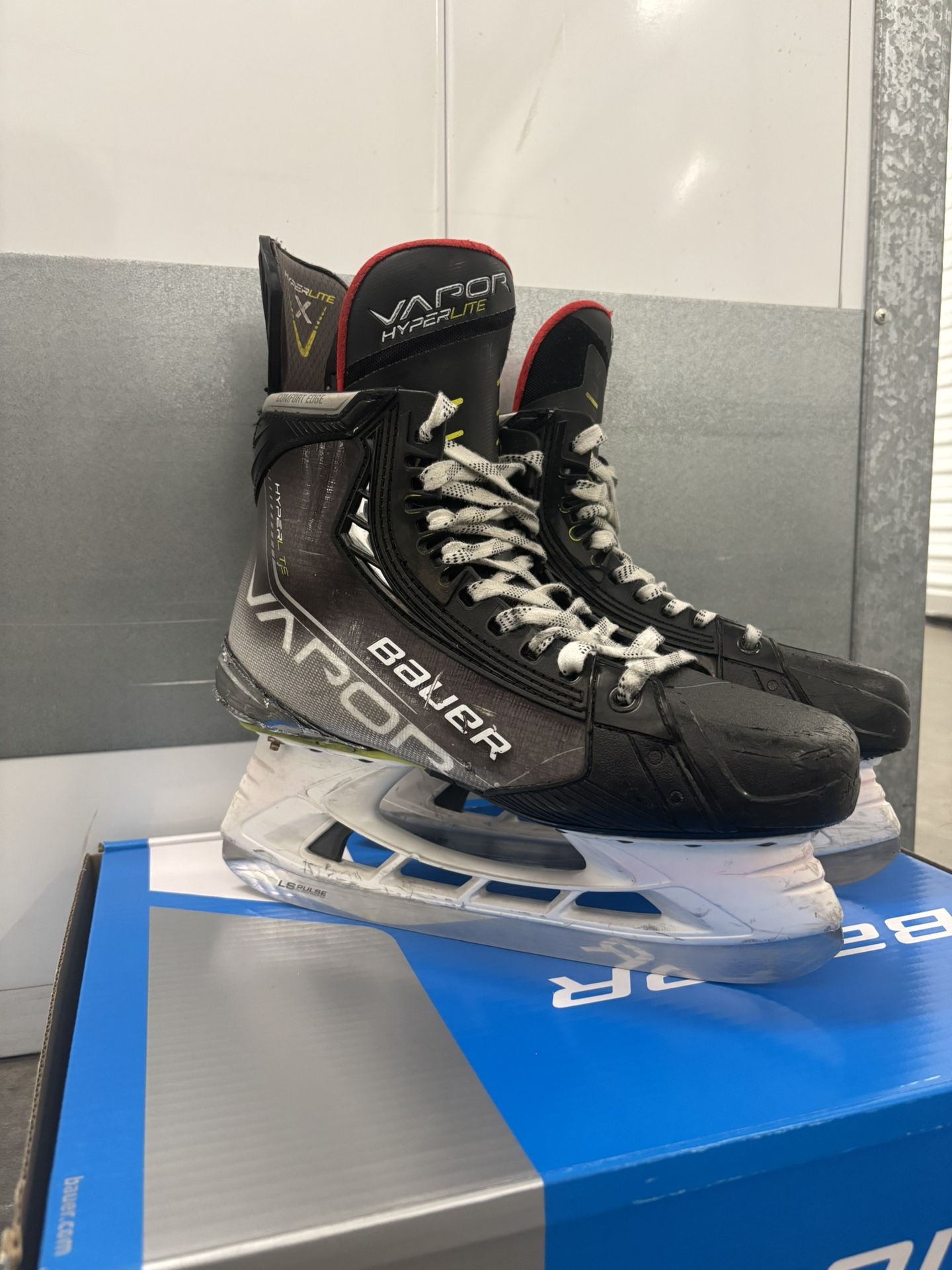 Bauer Vapor Hyperlite Hockey Skates. Pulse Steel Included…Great Deal. Skates Are$1200 Brand New.